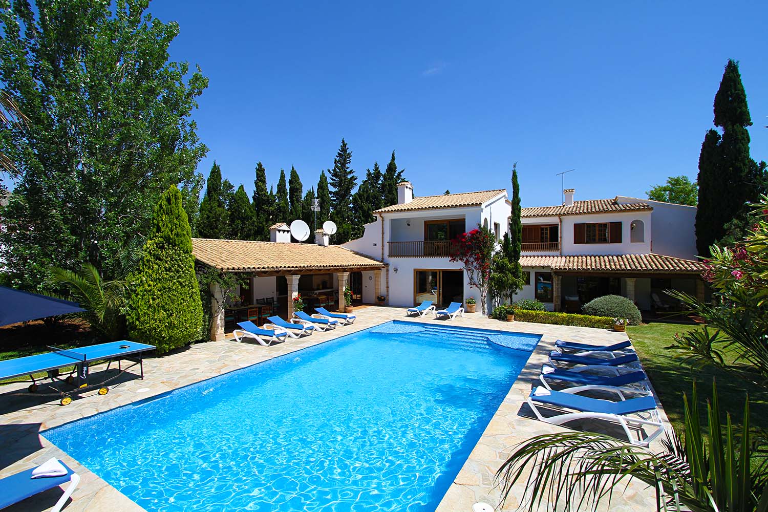 Can Toni is a spectacular 8 bedroom villa close to the beach in Puerto Pollensa